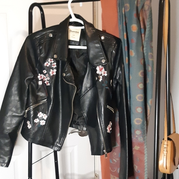 🌺Moving Sale!🪴 Embroidered Faux leather jacket - Picture 4 of 8